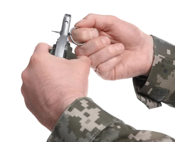 Στρατιώτης Βγάζει Την Περόνη Ασφαλείας Από Χειροβομβίδα Λευκό Φόντο Κοντινό — Φωτογραφία Αρχείου