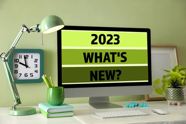 Jövőbeli Trendek 2023 Újság Sms Számítógép Monitoron Munkahely Fehér Asztallal — Stock Fotó