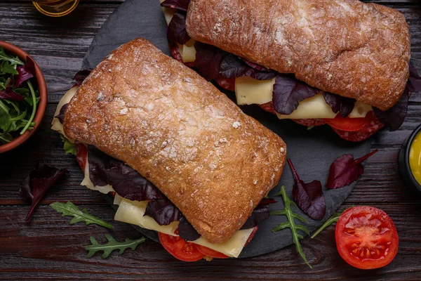 Leckere Sandwiches Mit Leckerer Füllung Und Zutaten Auf Holztisch Flach — Stockfoto