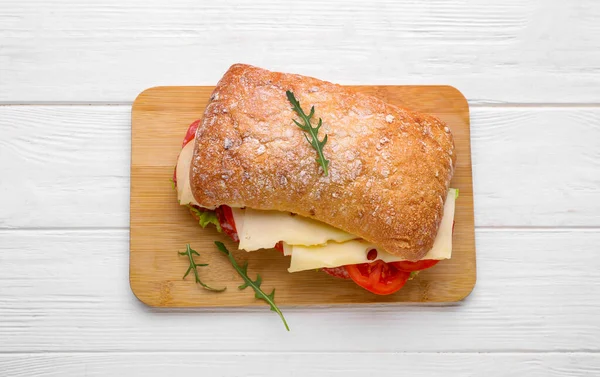 Heerlijk Broodje Met Kaas Salami Tomaat Witte Houten Tafel Bovenaanzicht — Stockfoto