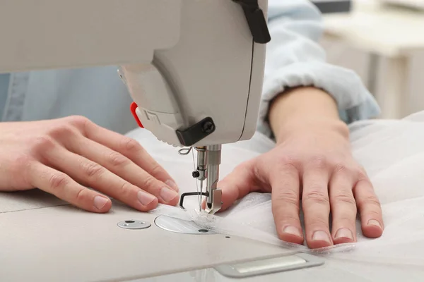 Dressmaker Szycie Nowej Sukienki Maszyny Atelier Zbliżenie — Zdjęcie stockowe