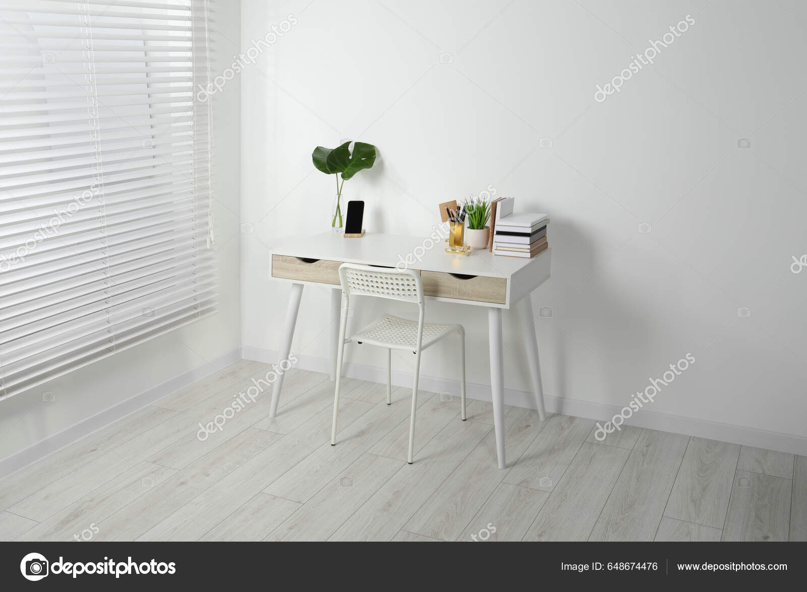 Local Trabalho Confortável Com Mesa Branca Perto Parede Dentro Casa — Foto  © NewAfrica #648674476, image size:1600x1175