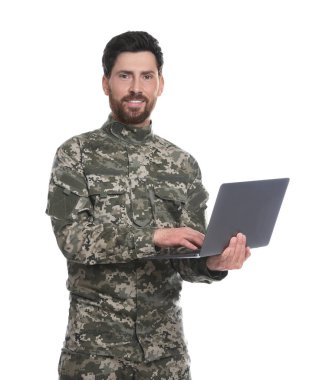 Beyaz arka planda dizüstü bilgisayar kullanan mutlu asker. Askerlik.