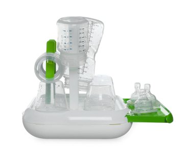 Açık gri masada beyaz arka planda kısırlaştırmadan sonra bebek şişeleri ve meme uçları olan kurutucu.