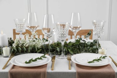 İçerideki şenlikli akşam yemeği için şık bir masa.