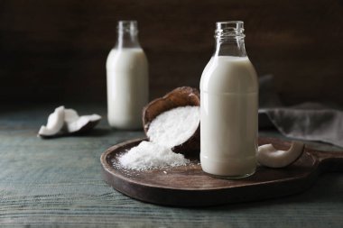 Lezzetli hindistan cevizi sütü, gevrek ve fındık parçaları ahşap masa, yazı için yer