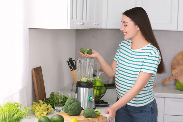Mulher Adicionando Brócolis Liquidificador Para Smoothie Cozinha — Fotografia de Stock