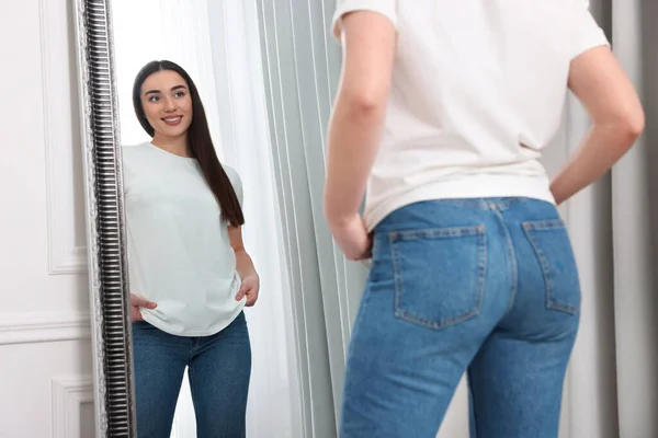Junge Frau Stylischen Jeans Spiegelnähe — Stockfoto