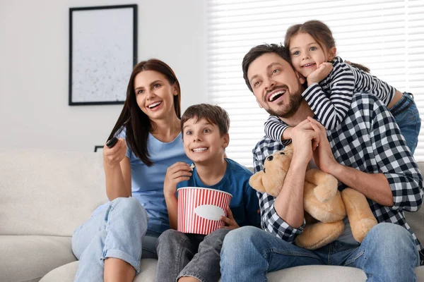 Šťastná Rodina Doma Sleduje Film Matka Mění Televizní Kanály Dálkovým — Stock fotografie