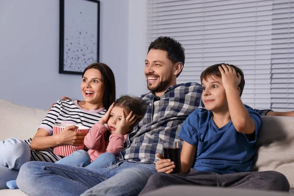Wieczorem Rodzina Ogląda Telewizję Domu — Zdjęcie stockowe