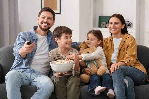 Rodina Spolu Tráví Čas Doma Otec Měnící Televizní Kanály Dálkovým — Stock fotografie