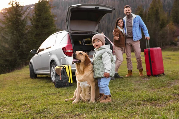 Köpek Sevimli Küçük Kız Ailesi Dağlarda Arabanın Yanında Aile Evcil — Stok fotoğraf