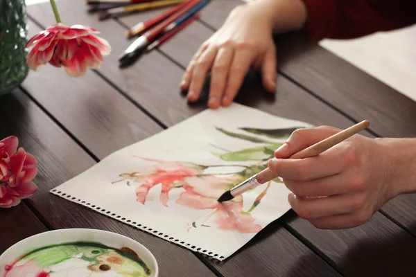 木製のテーブルで水彩で女性の絵画の花 閉じます 創作物 — ストック写真