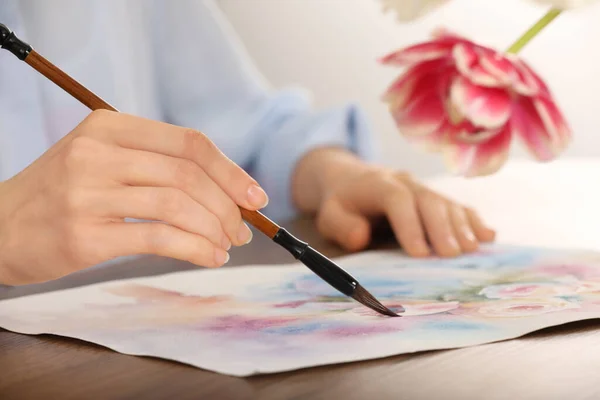 妇女在室内木桌上画水彩画花 创意艺术品 — 图库照片