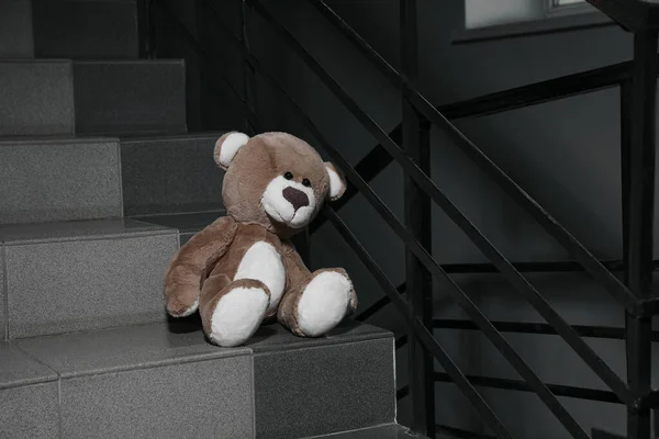 金属製の手すりの近くの階段で孤独なテディベア屋内 — ストック写真
