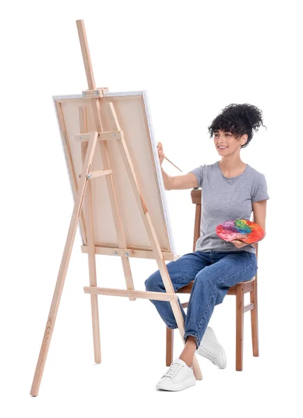 Młoda Kobieta Maluje Sztaludze Płótnem Białym Tle — Zdjęcie stockowe