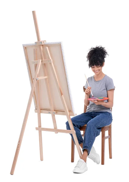 Ung Kvinna Målning Staffli Med Duk Mot Vit Bakgrund — Stockfoto