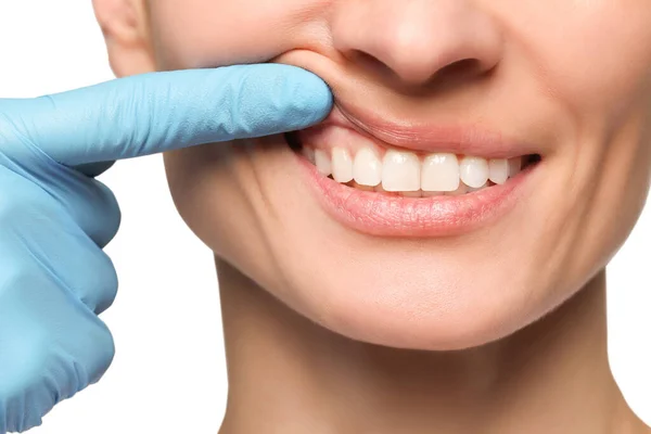 軽い背景で女性の歯茎を調べる医者 クローズアップ — ストック写真