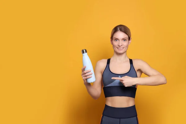 Sportlerin Mit Thermoflasche Auf Gelbem Hintergrund Platz Für Text — Stockfoto