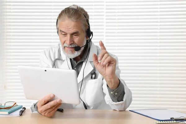 Médico Sênior Com Tablet Consultoria Paciente Mesa Madeira Clínica Medicina — Fotografia de Stock