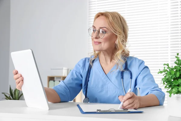 Läkare Med Glasögon Och Tablettkonsultation Kliniken Onlinemedicinskt Koncept — Stockfoto