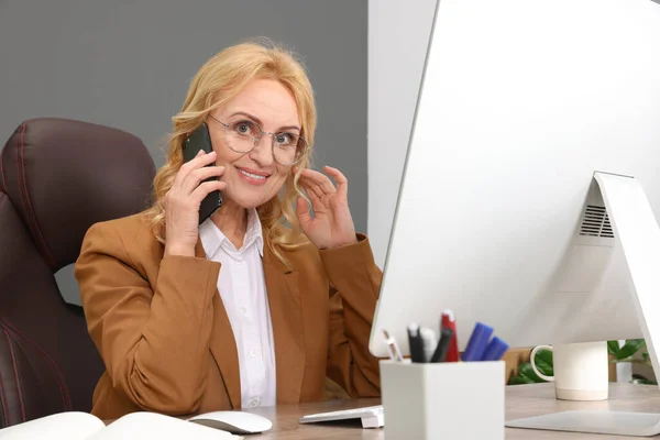 Lady Chefe Falando Smartphone Perto Computador Mesa Escritório Empresária Sucesso — Fotografia de Stock