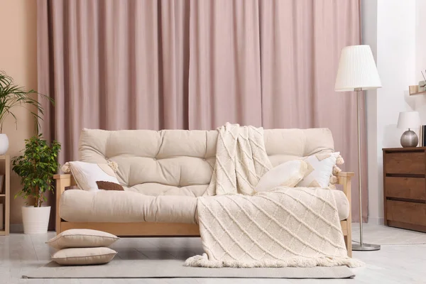 快適なソファ クッション 居心地の良い部屋で毛布 インテリアデザイン — ストック写真