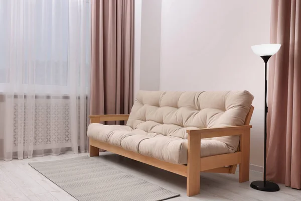 Sofá Confortável Lâmpada Quarto Acolhedor Design Interiores — Fotografia de Stock