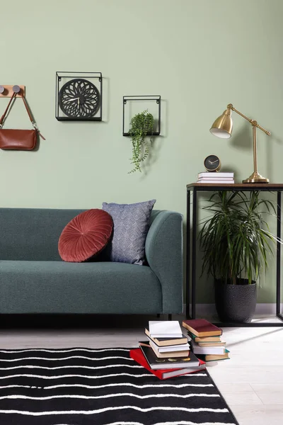 Interior Elegante Com Sofá Confortável Almofadas Perto Mesa Console — Fotografia de Stock
