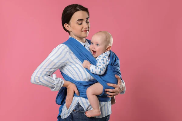 Moeder Houdt Haar Kind Draagdoek Baby Drager Roze Achtergrond — Stockfoto