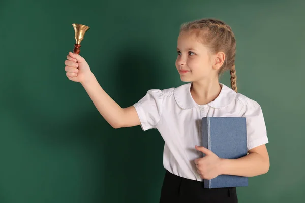 Leerling Met Schoolbel Buurt Van Groen Schoolbord — Stockfoto