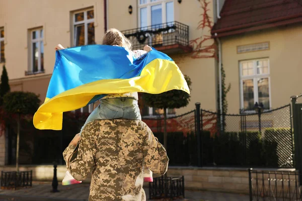 Солдат Военной Форме Носит Дочь Плечах Украинский Флаг Городской Улице — стоковое фото