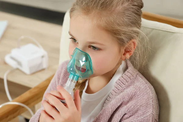 Menina Usando Nebulizador Para Inalação Poltrona Casa — Fotografia de Stock