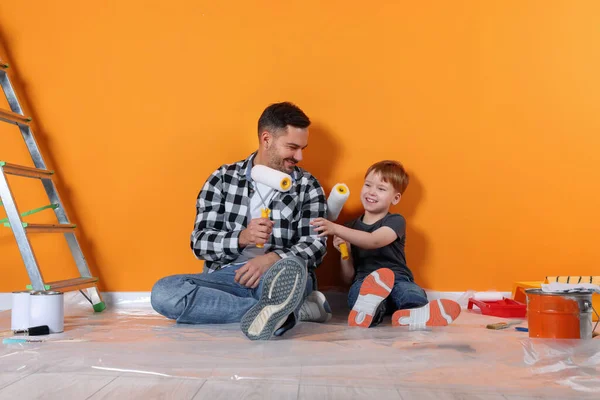 Padre Figlio Con Rulli Vicino Muro Arancione Lavoro Riparazione — Foto Stock