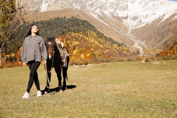 Mladá Žena Kráčí Koněm Horách Slunečného Dne Prostor Pro Text — Stock fotografie