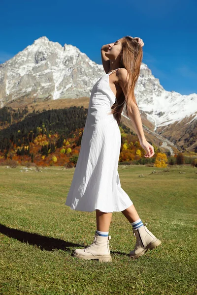 Young Woman Walking Beautiful Mountains Sunny Day — 스톡 사진