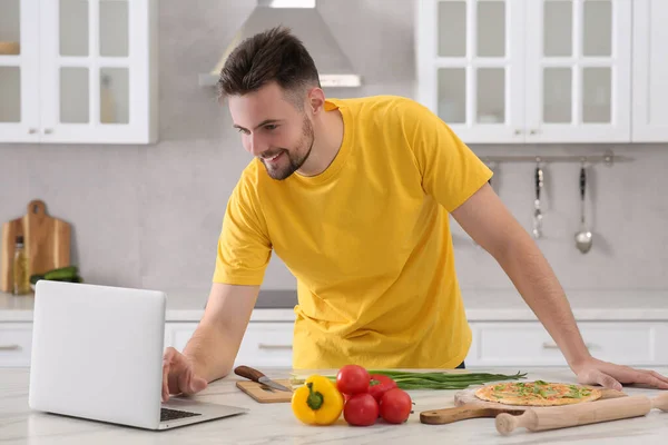 Człowiek Oglądanie Gotowania Online Kurs Laptopie Podczas Tworzenia Pizzy Kuchni — Zdjęcie stockowe