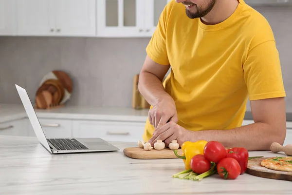 Mutfakta Mantar Keserken Dizüstü Bilgisayarda Yemek Pişirme Kursunu Izleyen Adam — Stok fotoğraf