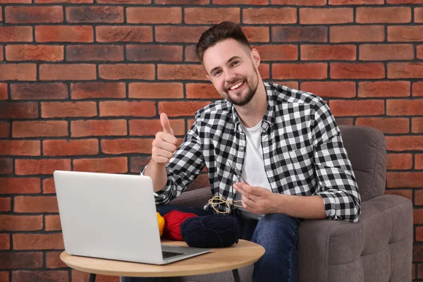 Szczęśliwy Człowiek Uczy Się Robić Drutach Kursem Online Pokazuje Kciuk — Zdjęcie stockowe