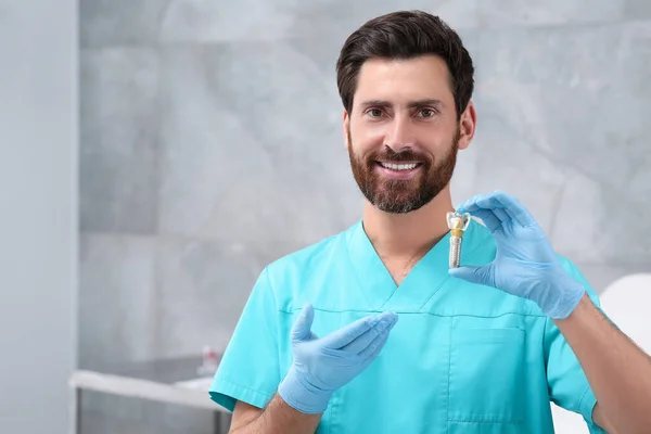 Dişçi Klinikte Diş Implantının Eğitici Modelini Tutuyor Metin Için Boşluk — Stok fotoğraf