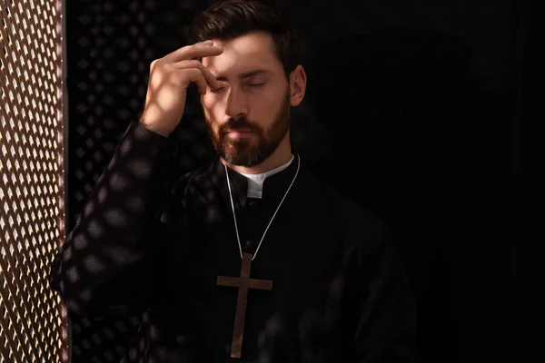 Katholischer Priester Soutane Kreuzt Sich Beichtstuhl — Stockfoto