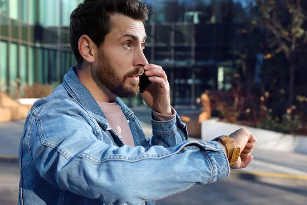Emotional Man Talking Smartphone Looking Watch Building Being Late Concept — Stock Photo, Image