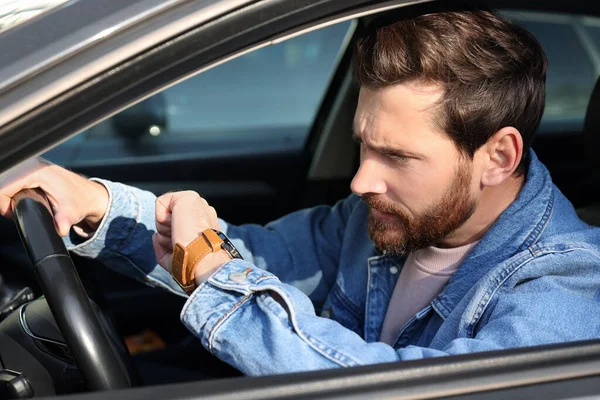 感情的な男は車の中で時計をチェックする時間 後半の概念 — ストック写真