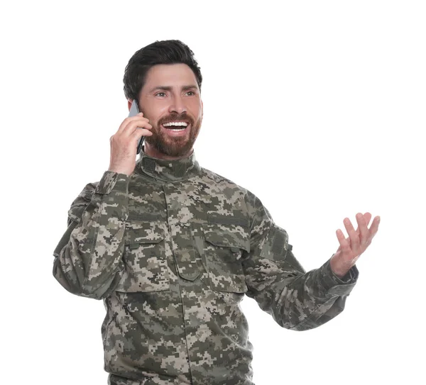Ευτυχισμένος Στρατιώτης Μιλάει Στο Τηλέφωνο Λευκό Φόντο Στρατιωτική Θητεία — Φωτογραφία Αρχείου