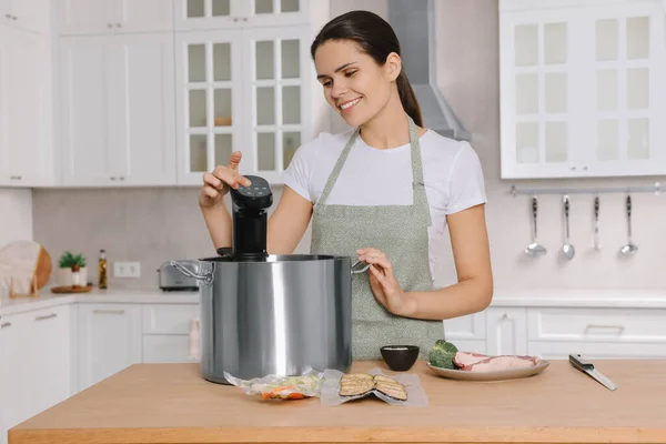 Žena Používající Oběhový Čerpadlo Stolu Kuchyni Sous Vide Cooking — Stock fotografie