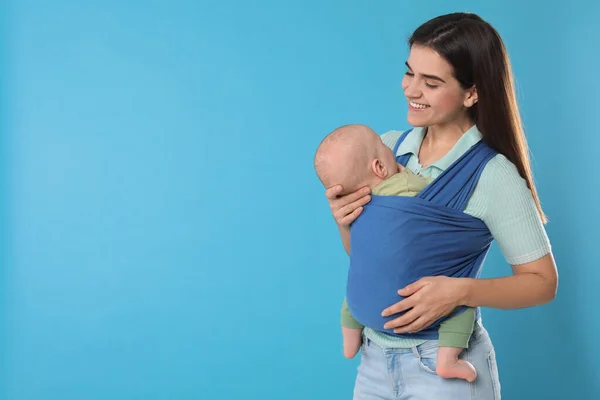 Mother Holding Her Child Sling Baby Carrier Light Blue Background — Stock Photo, Image
