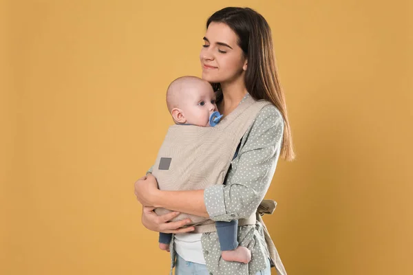 Moeder Houdt Haar Kind Draagdoek Baby Drager Beige Achtergrond — Stockfoto