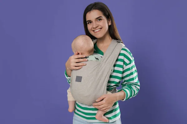 Moeder Houdt Haar Kind Draagdoek Baby Drager Paarse Achtergrond — Stockfoto