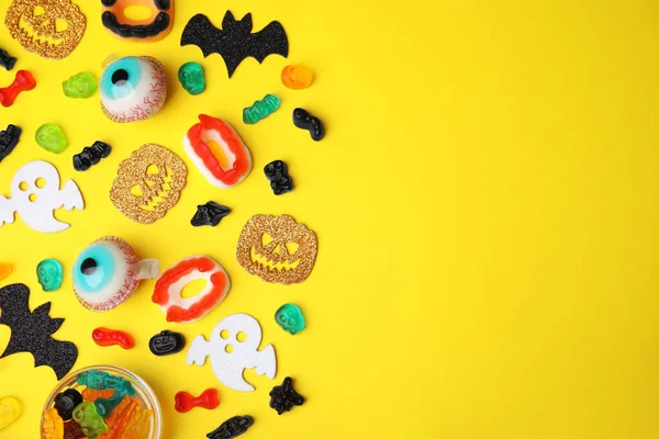 Leckere Bonbons Und Halloween Dekorationen Auf Gelbem Hintergrund Flach Gelegt — Stockfoto