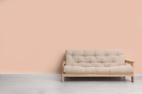 Sofa Nyaman Dekat Dinding Beige Dalam Ruangan Ruang Untuk Teks — Stok Foto